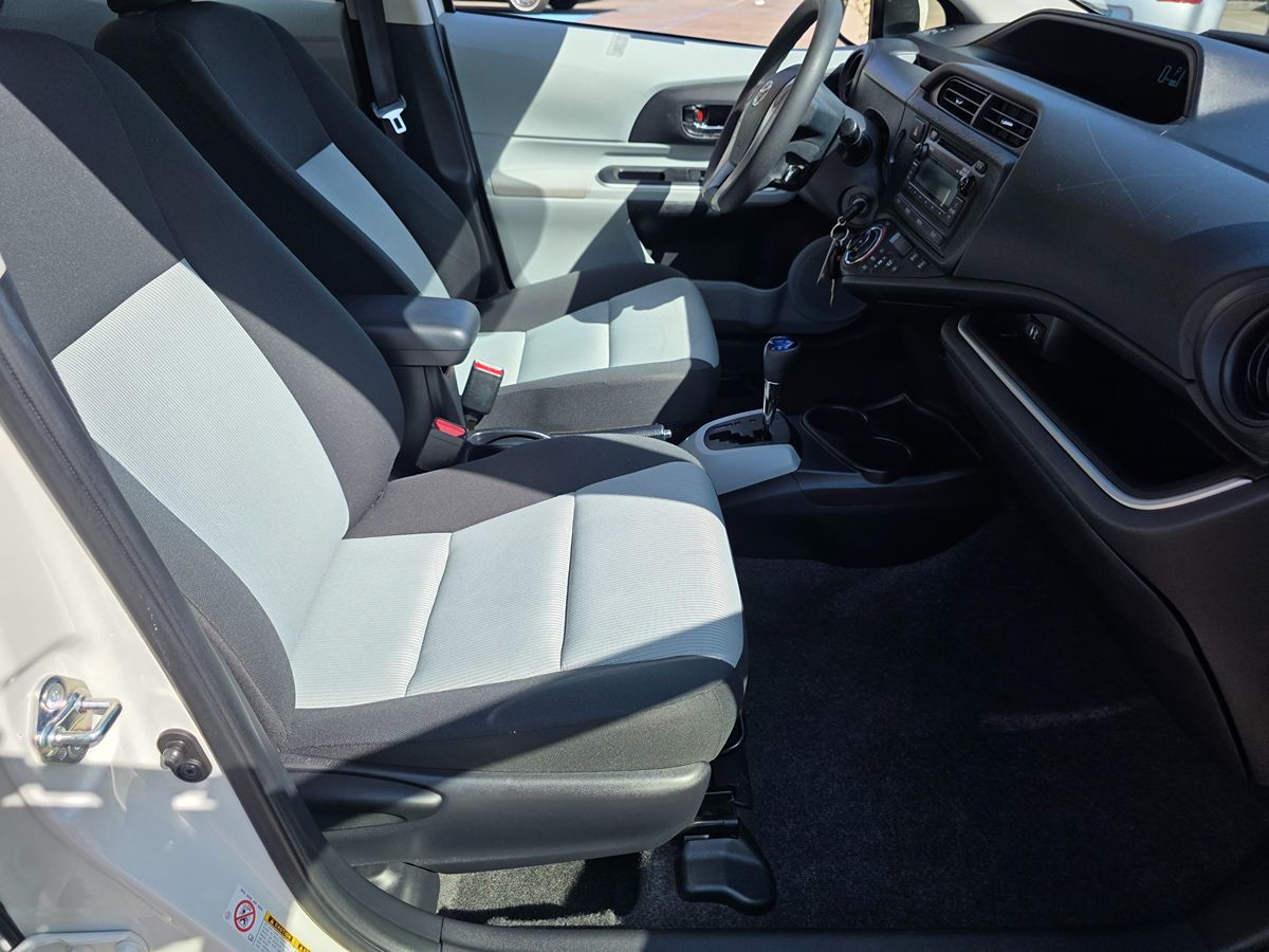 Toyota Prius C photo 16