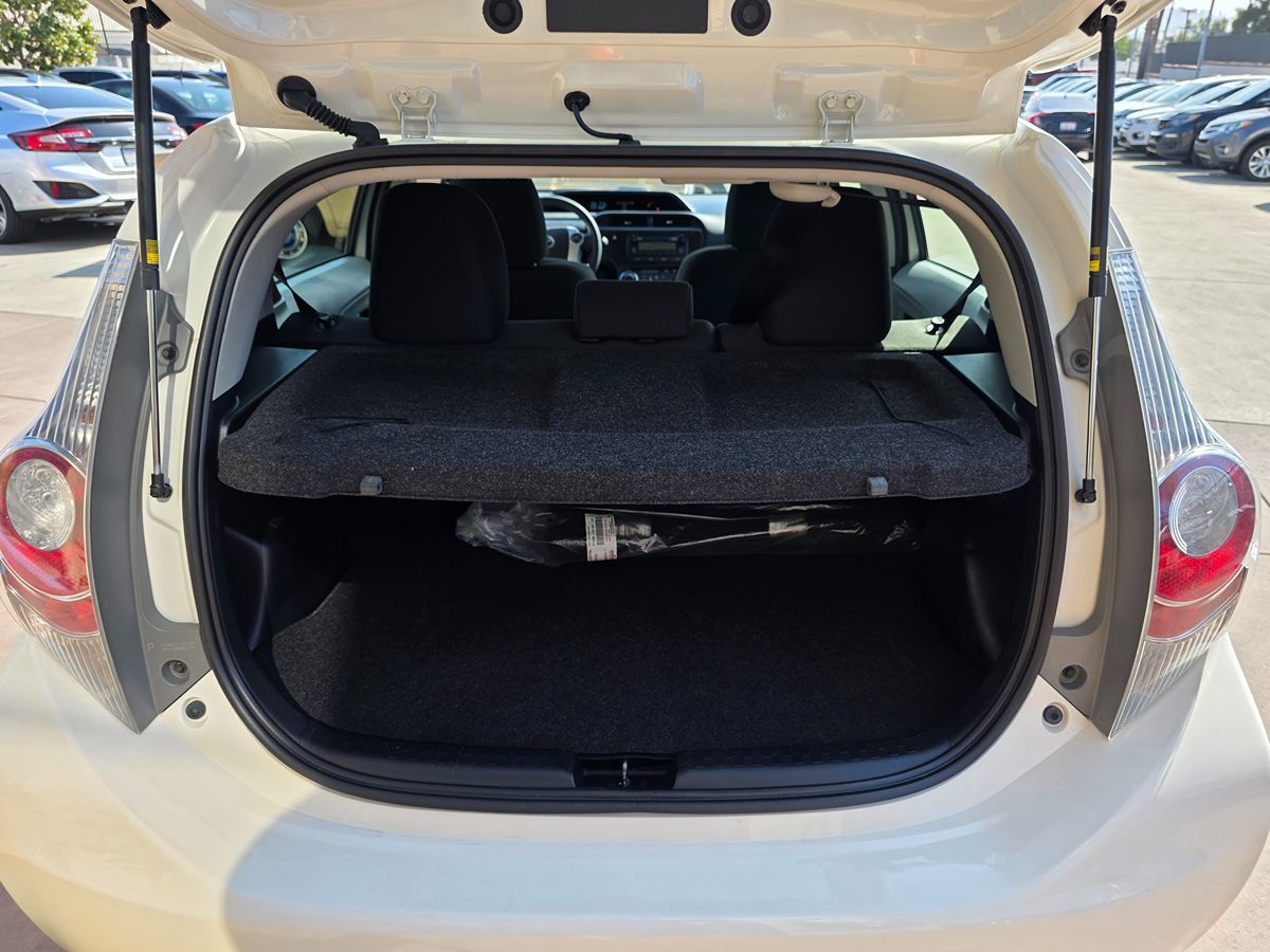 Toyota Prius C photo 19