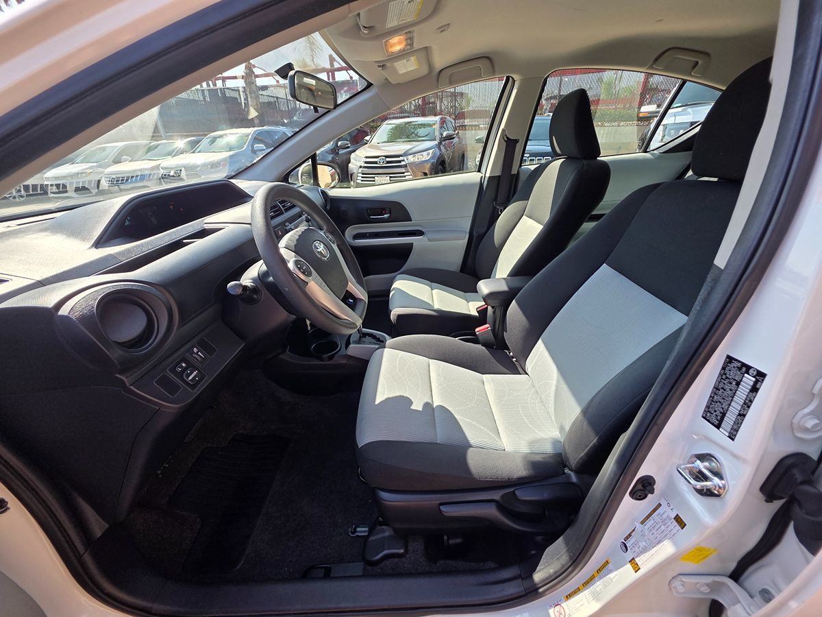 Toyota Prius C photo 21