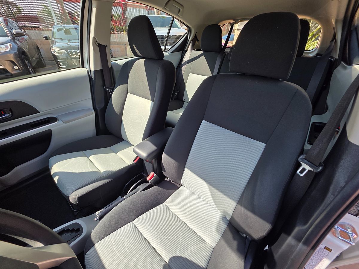 Toyota Prius C photo 22