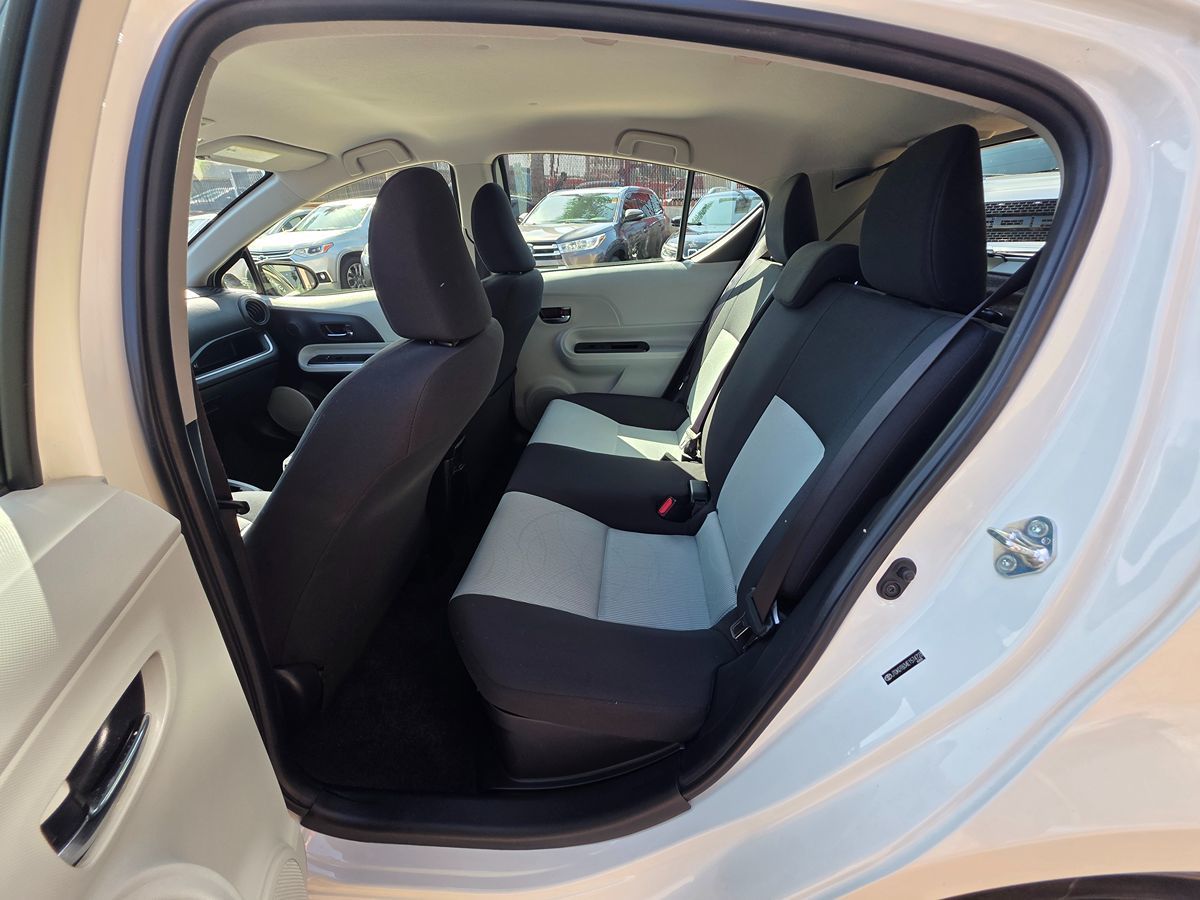 Toyota Prius C photo 23