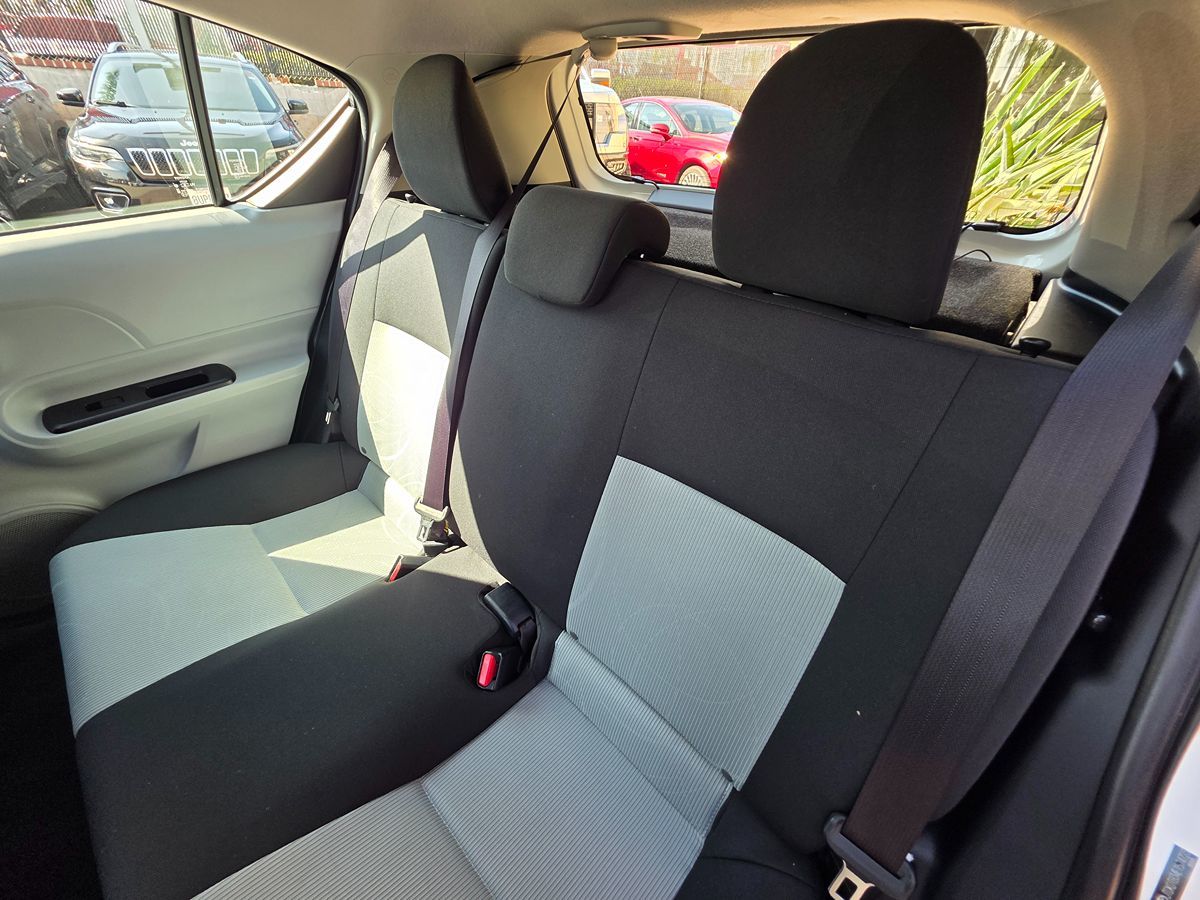 Toyota Prius C photo 24