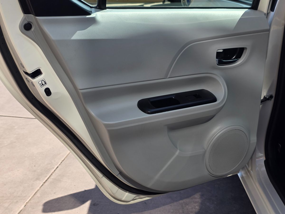 Toyota Prius C photo 27