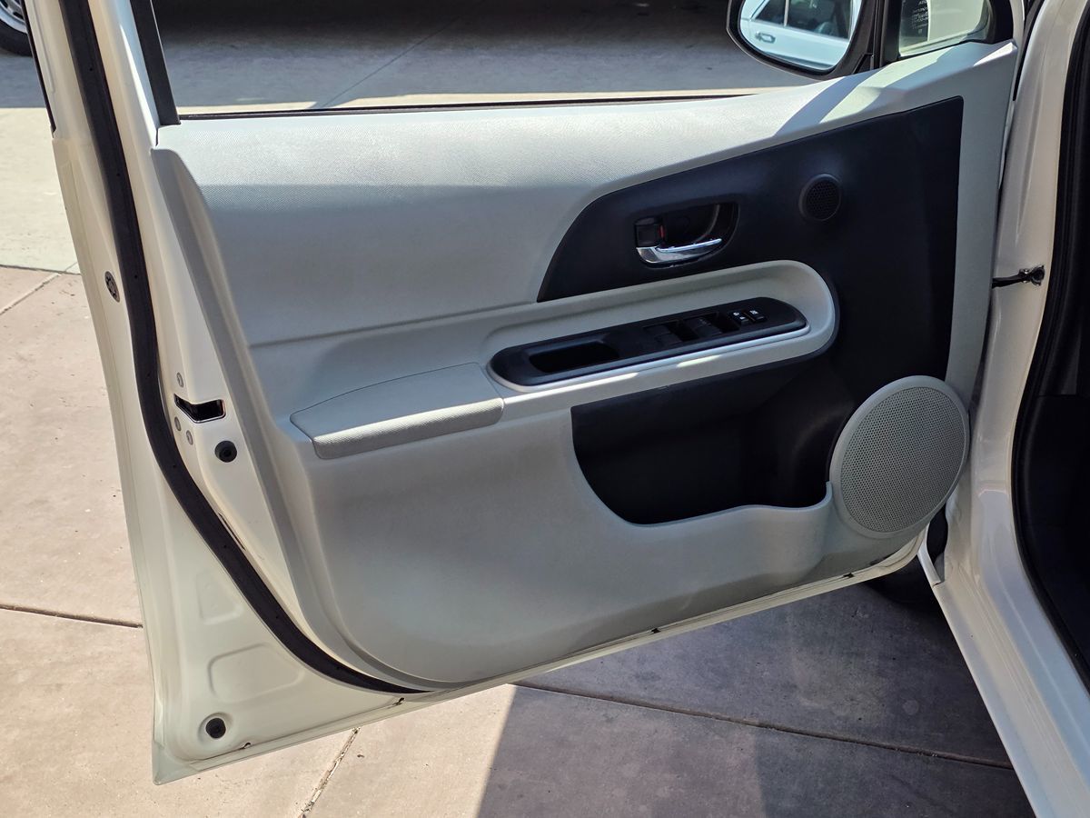 Toyota Prius C photo 28