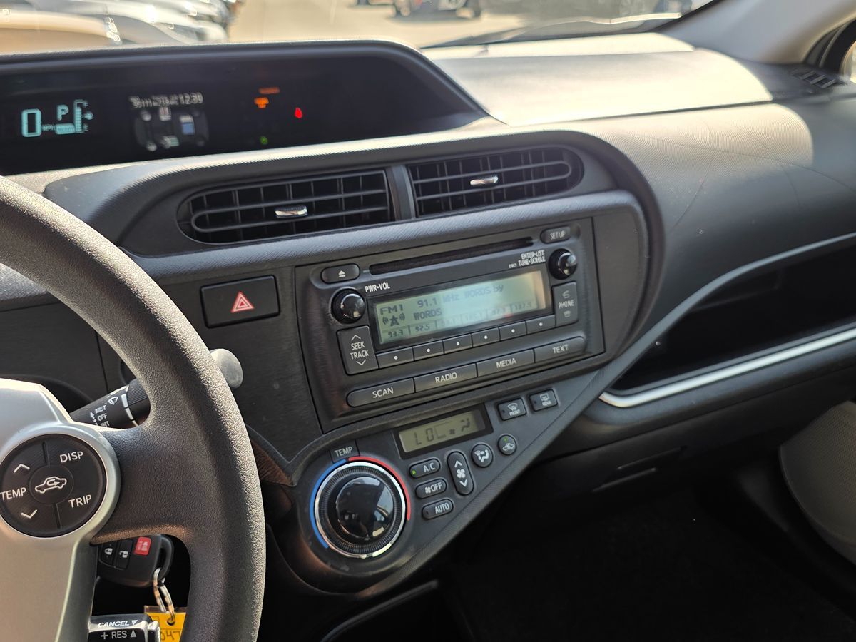 Toyota Prius C photo 34
