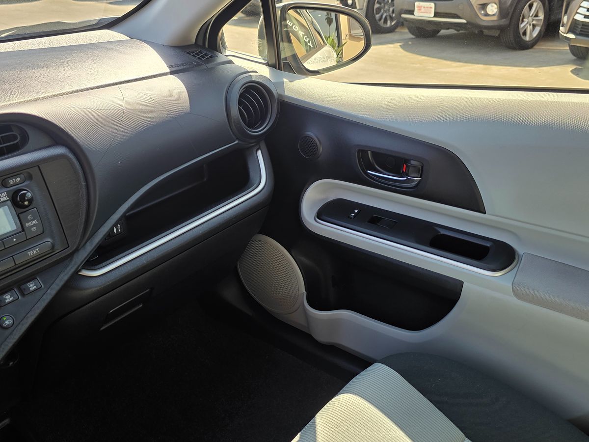 Toyota Prius C photo 37