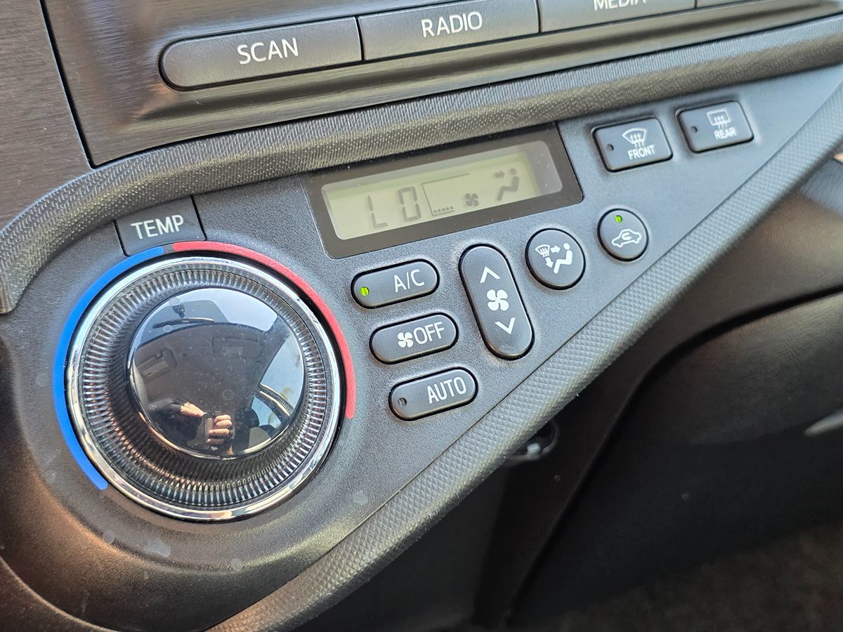 Toyota Prius C photo 40