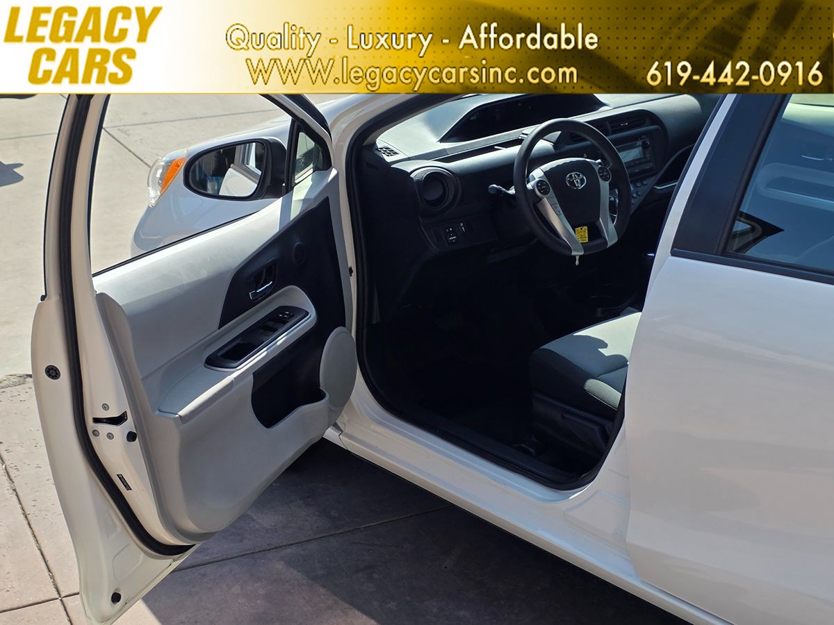 Toyota Prius C photo 48