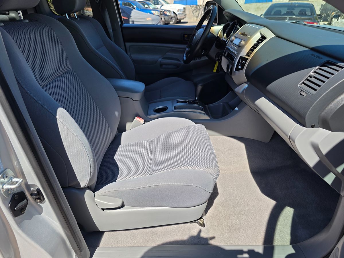 Toyota Tacoma photo 16