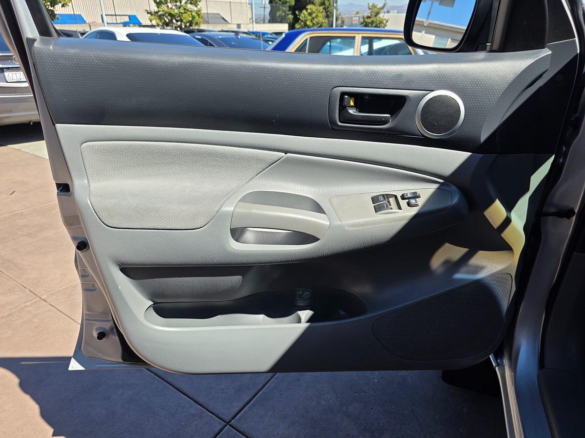 Toyota Tacoma photo 26