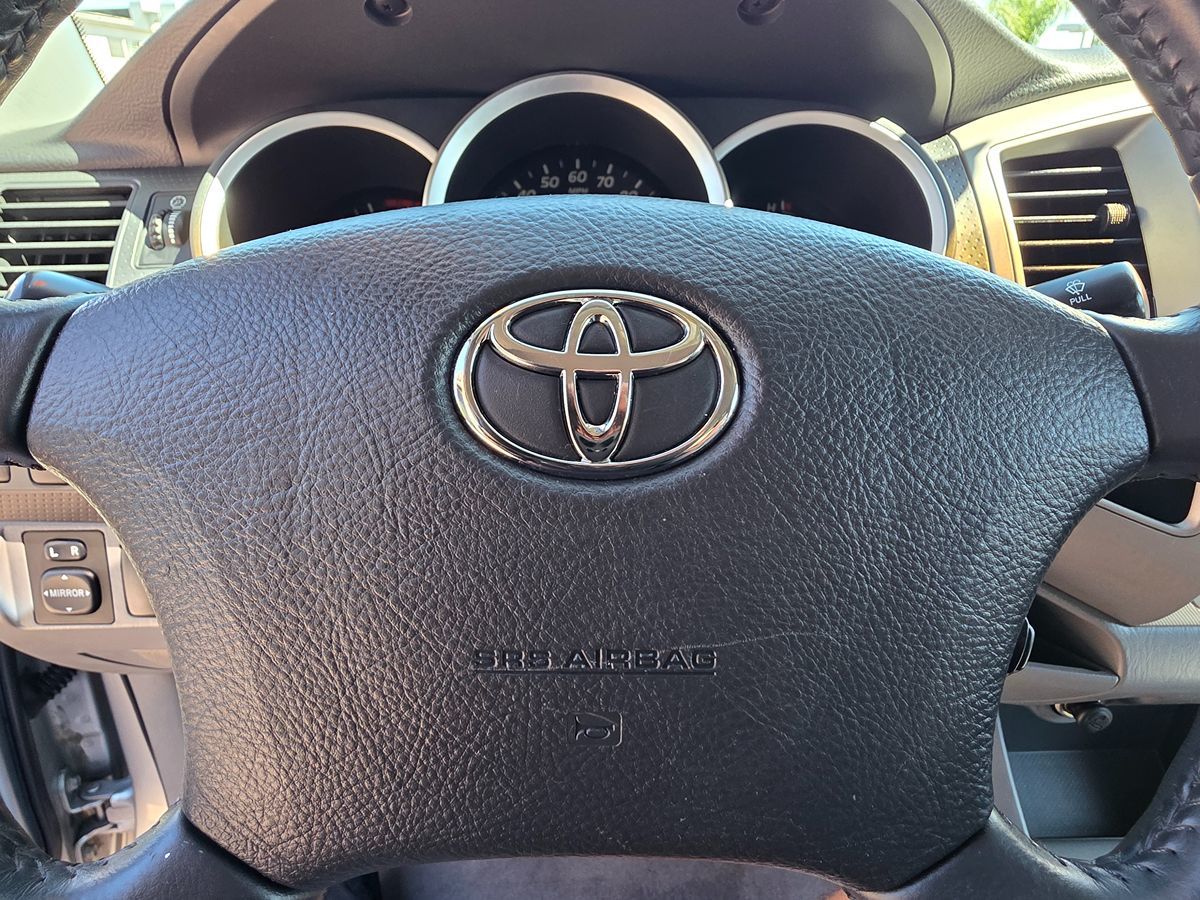 Toyota Tacoma photo 29