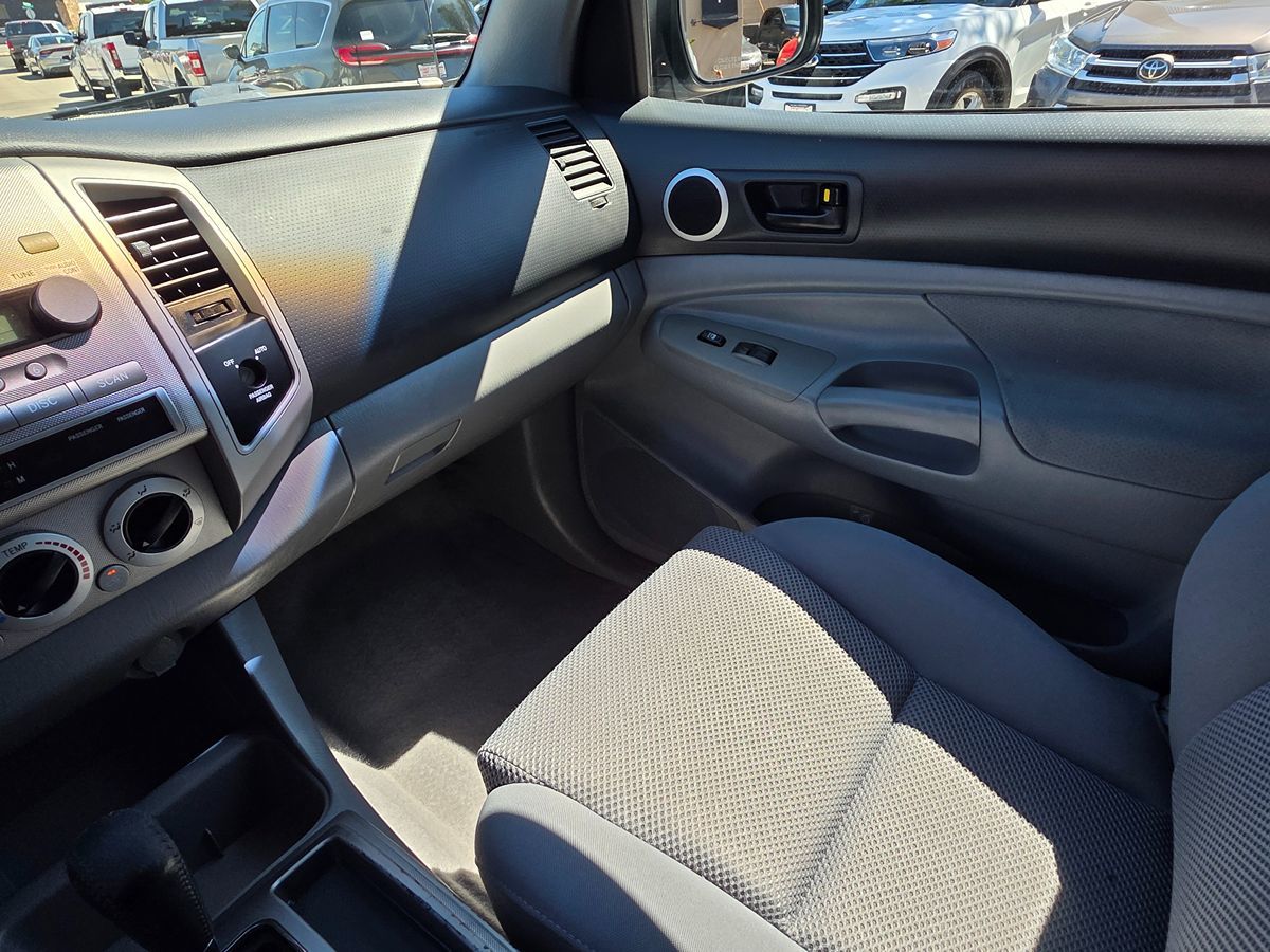 Toyota Tacoma photo 32