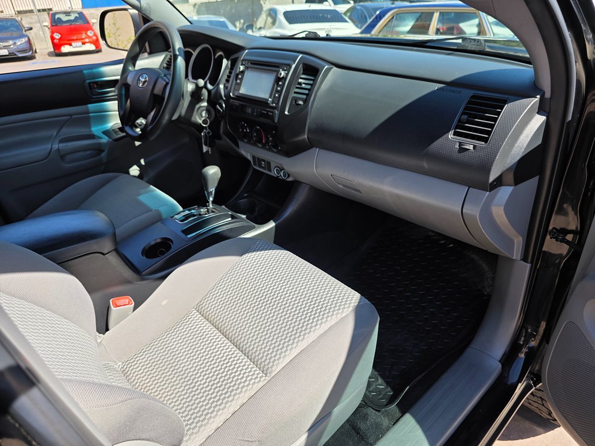 Toyota Tacoma photo 14