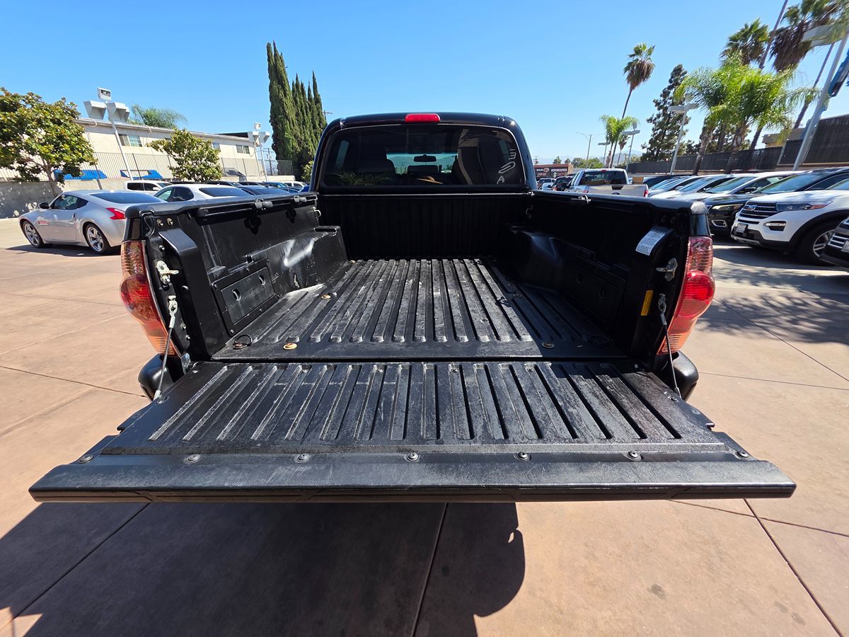 Toyota Tacoma photo 18