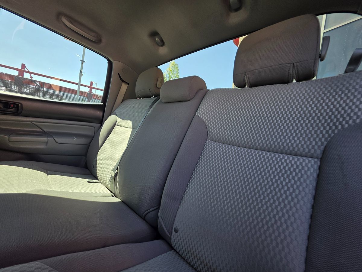 Toyota Tacoma photo 23