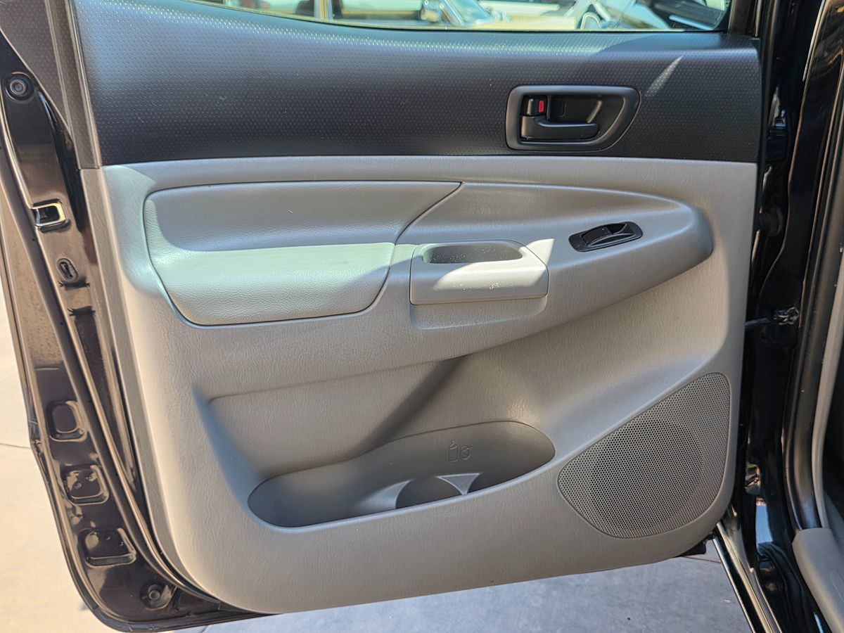 Toyota Tacoma photo 25
