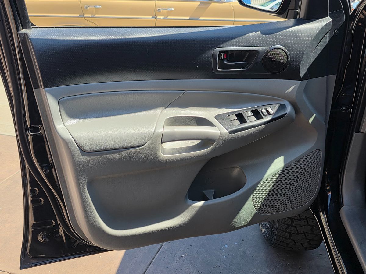 Toyota Tacoma photo 26