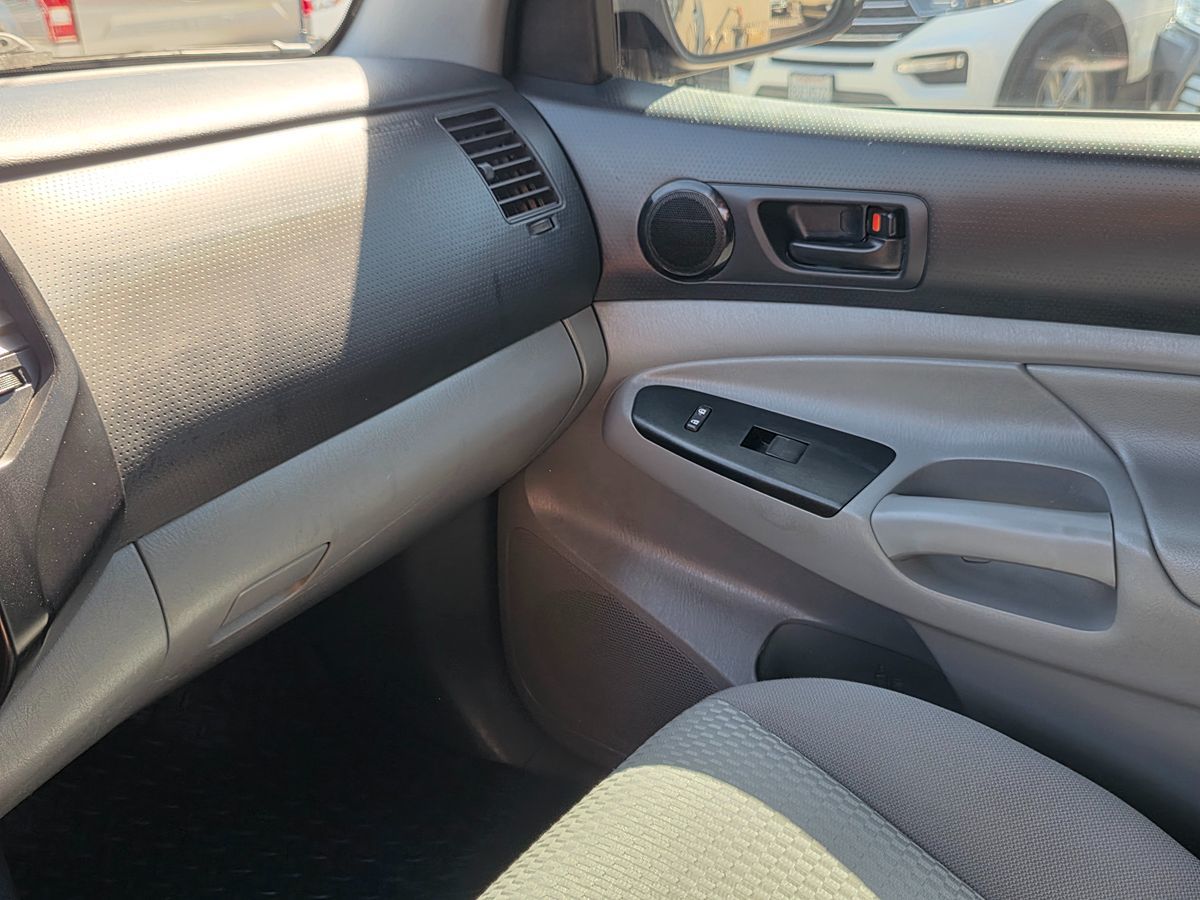 Toyota Tacoma photo 31