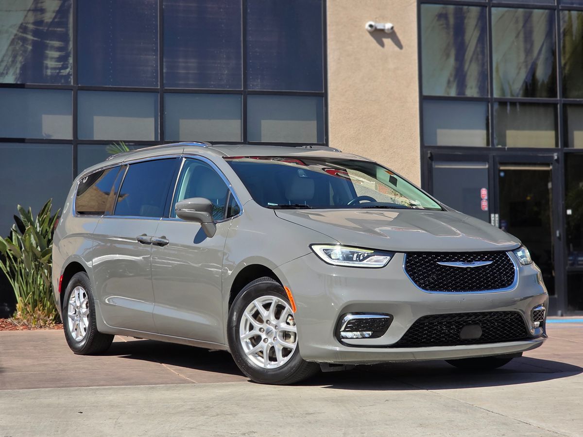 Chrysler Pacifica photo 3