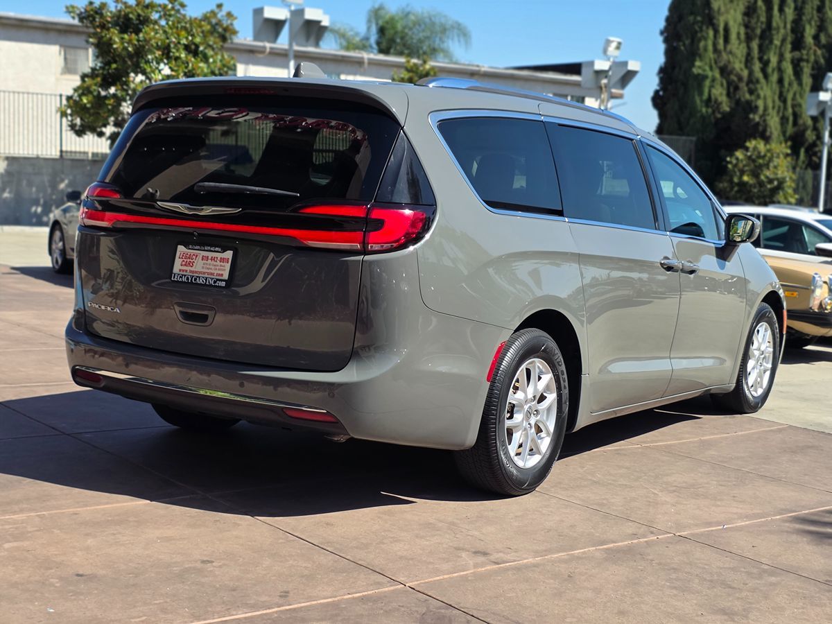 Chrysler Pacifica photo 12