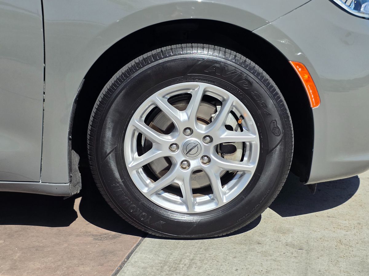 Chrysler Pacifica photo 13