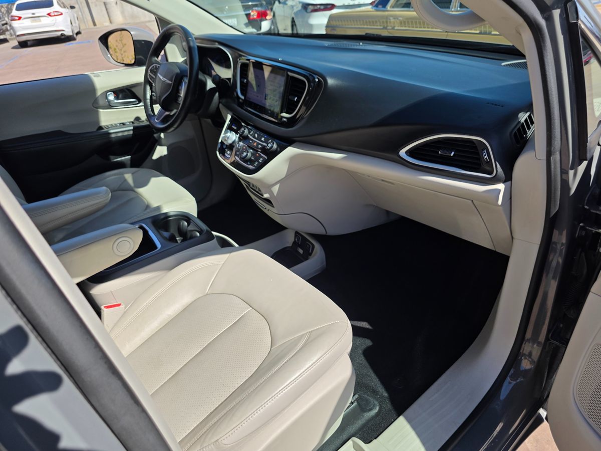 Chrysler Pacifica photo 15