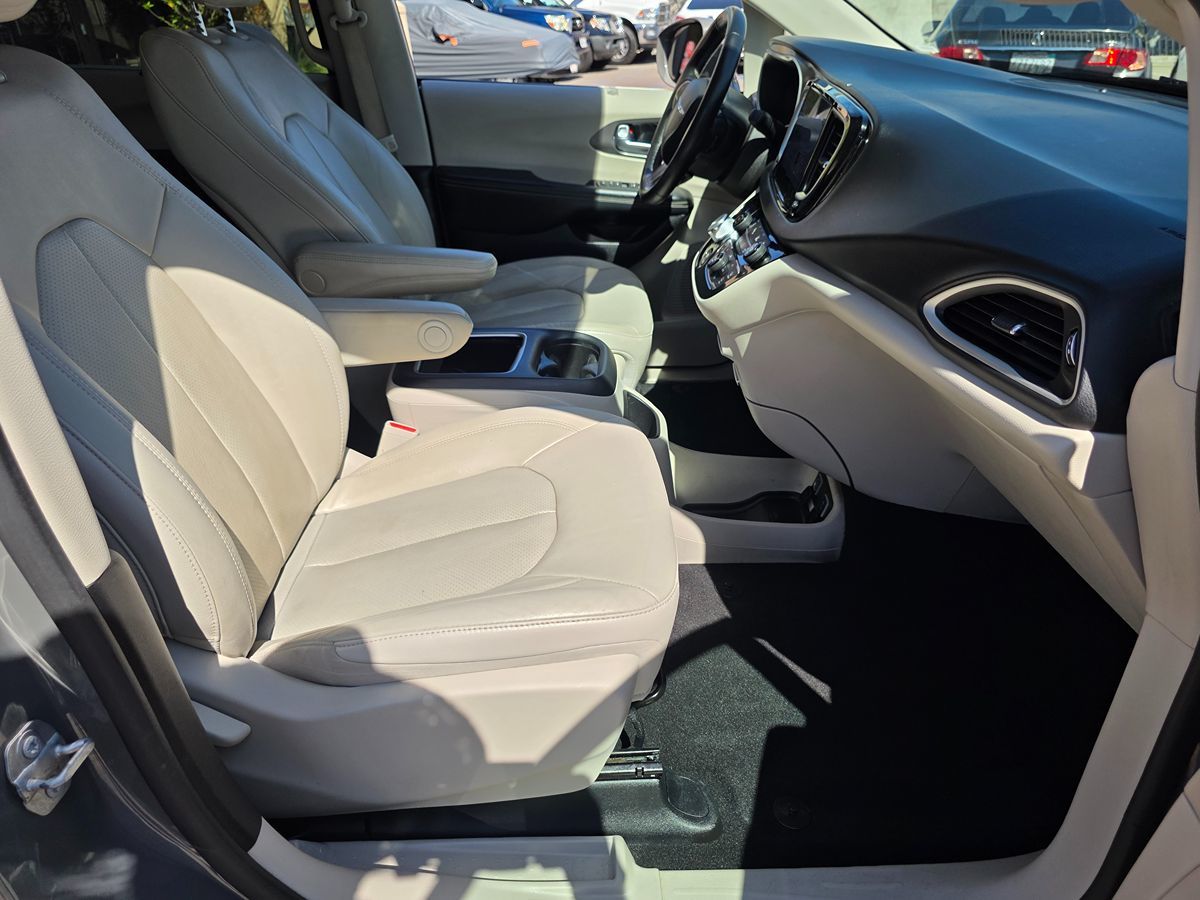 Chrysler Pacifica photo 16