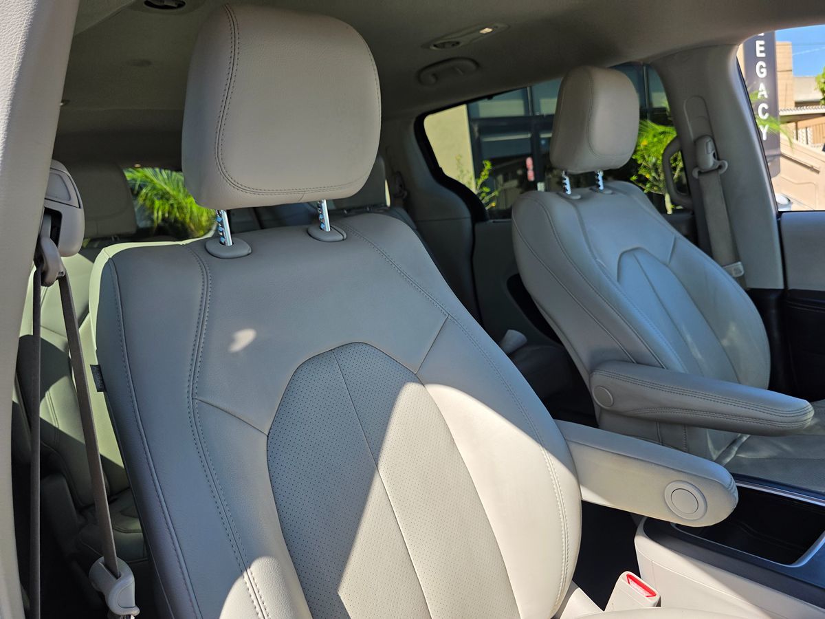 Chrysler Pacifica photo 17