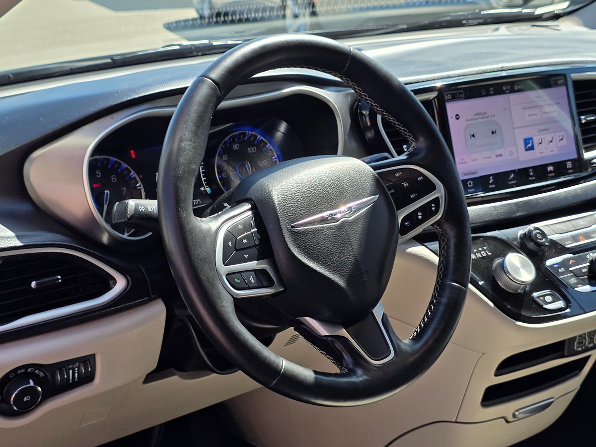 Chrysler Pacifica photo 21