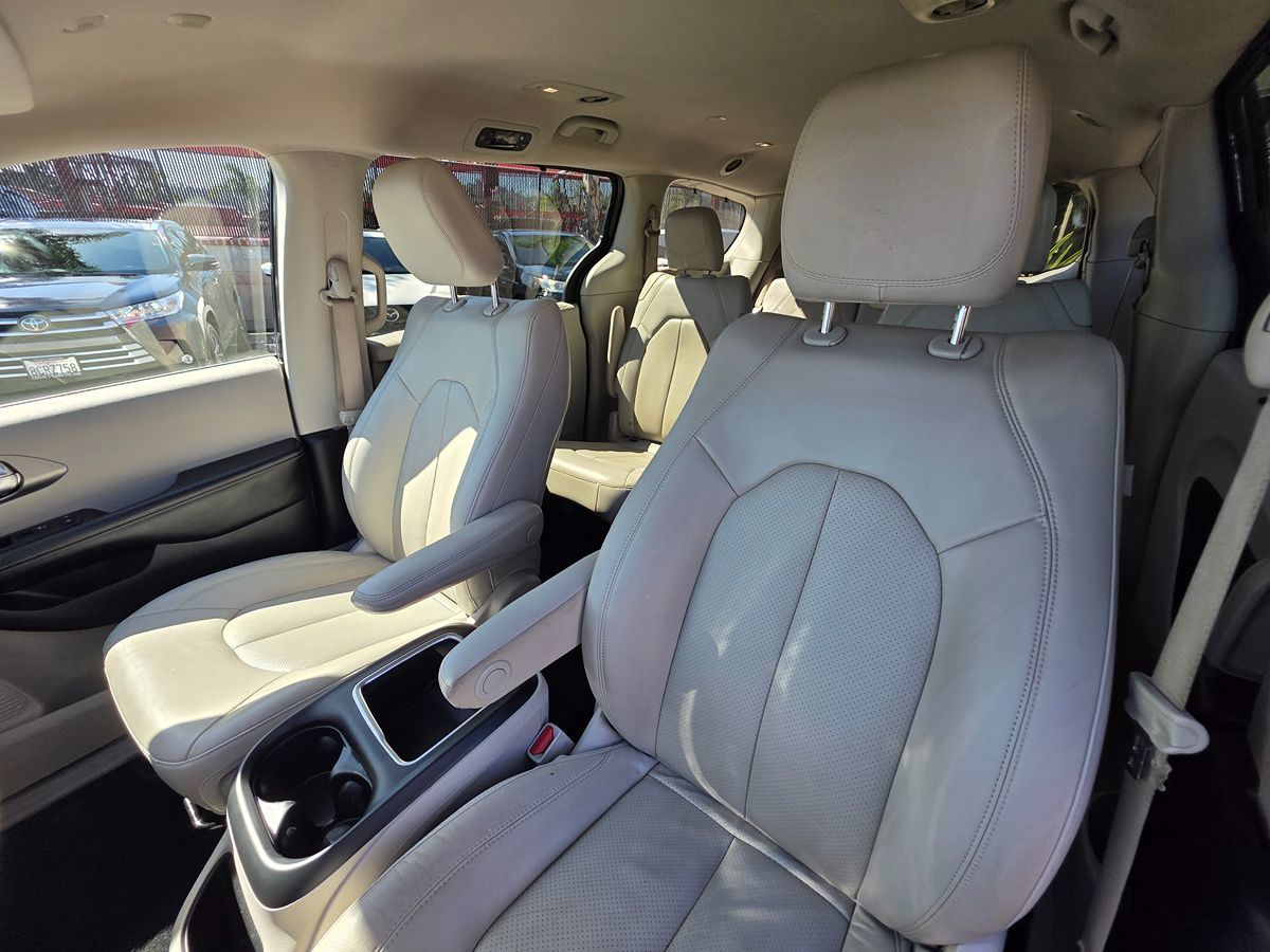 Chrysler Pacifica photo 23