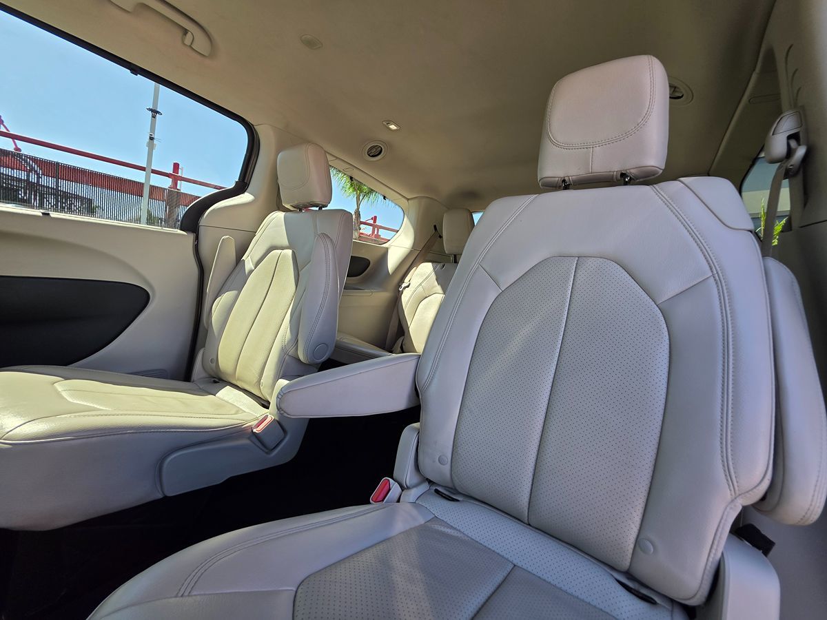 Chrysler Pacifica photo 26