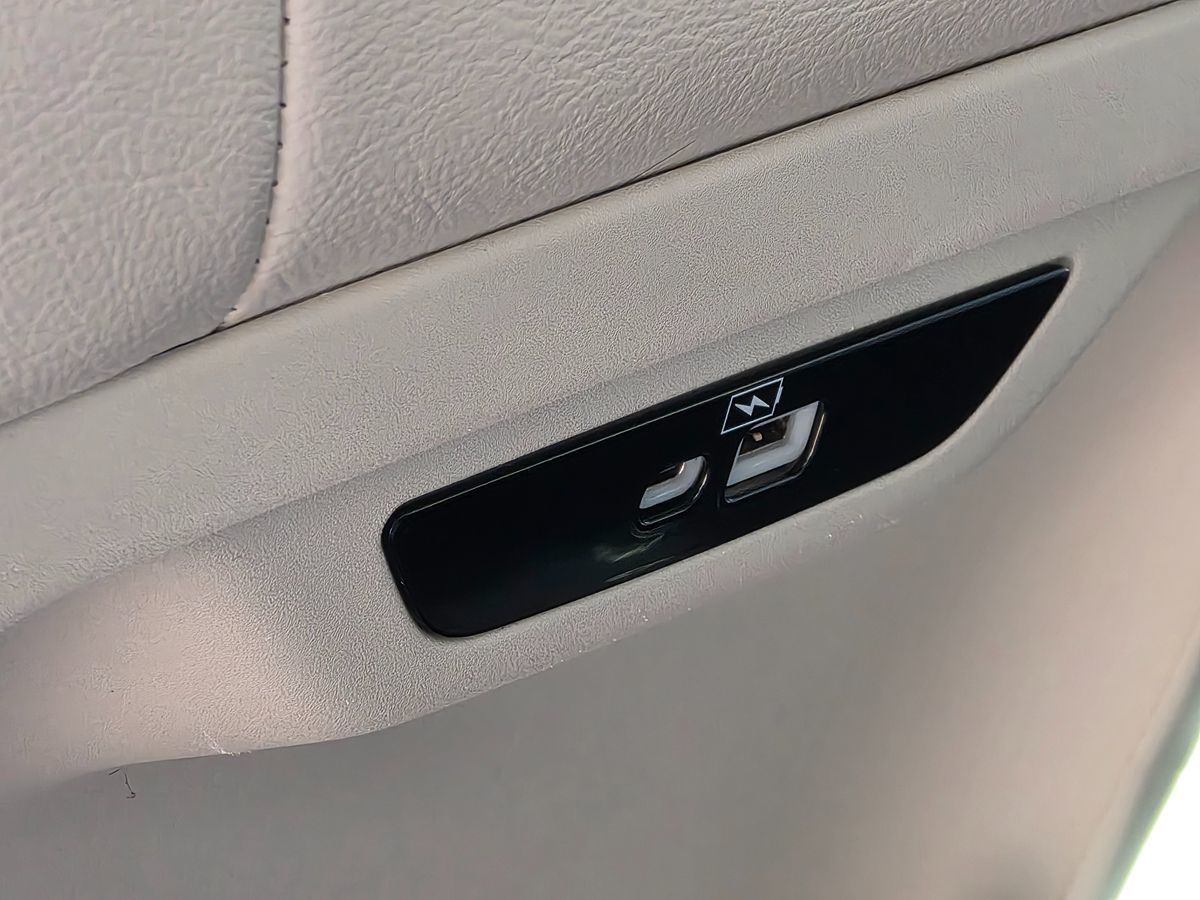Chrysler Pacifica photo 28