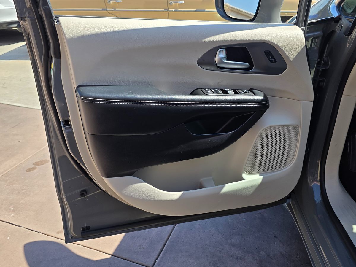 Chrysler Pacifica photo 31