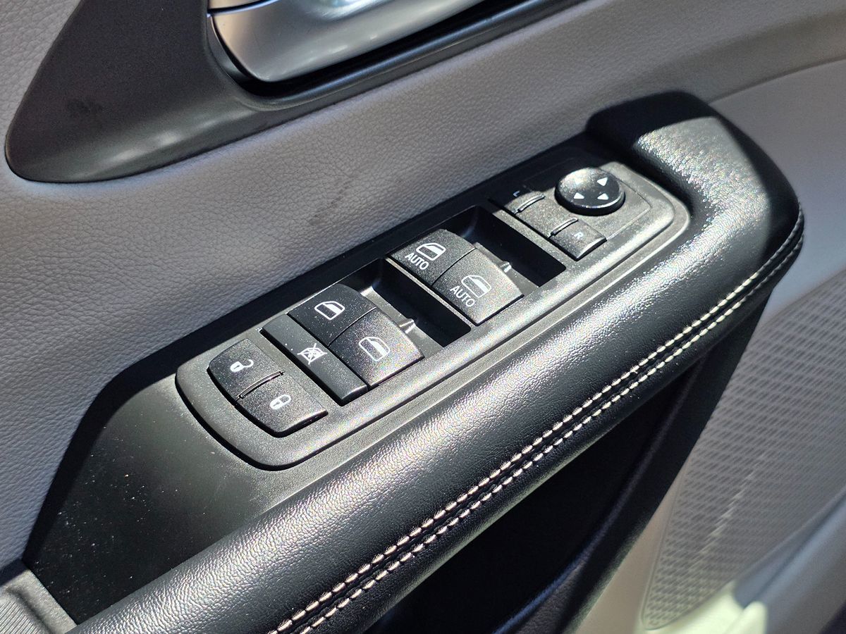 Chrysler Pacifica photo 32