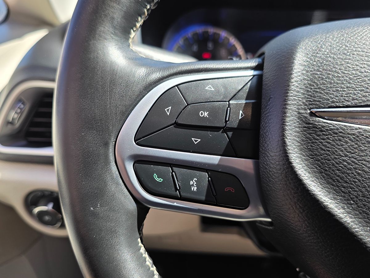 Chrysler Pacifica photo 36