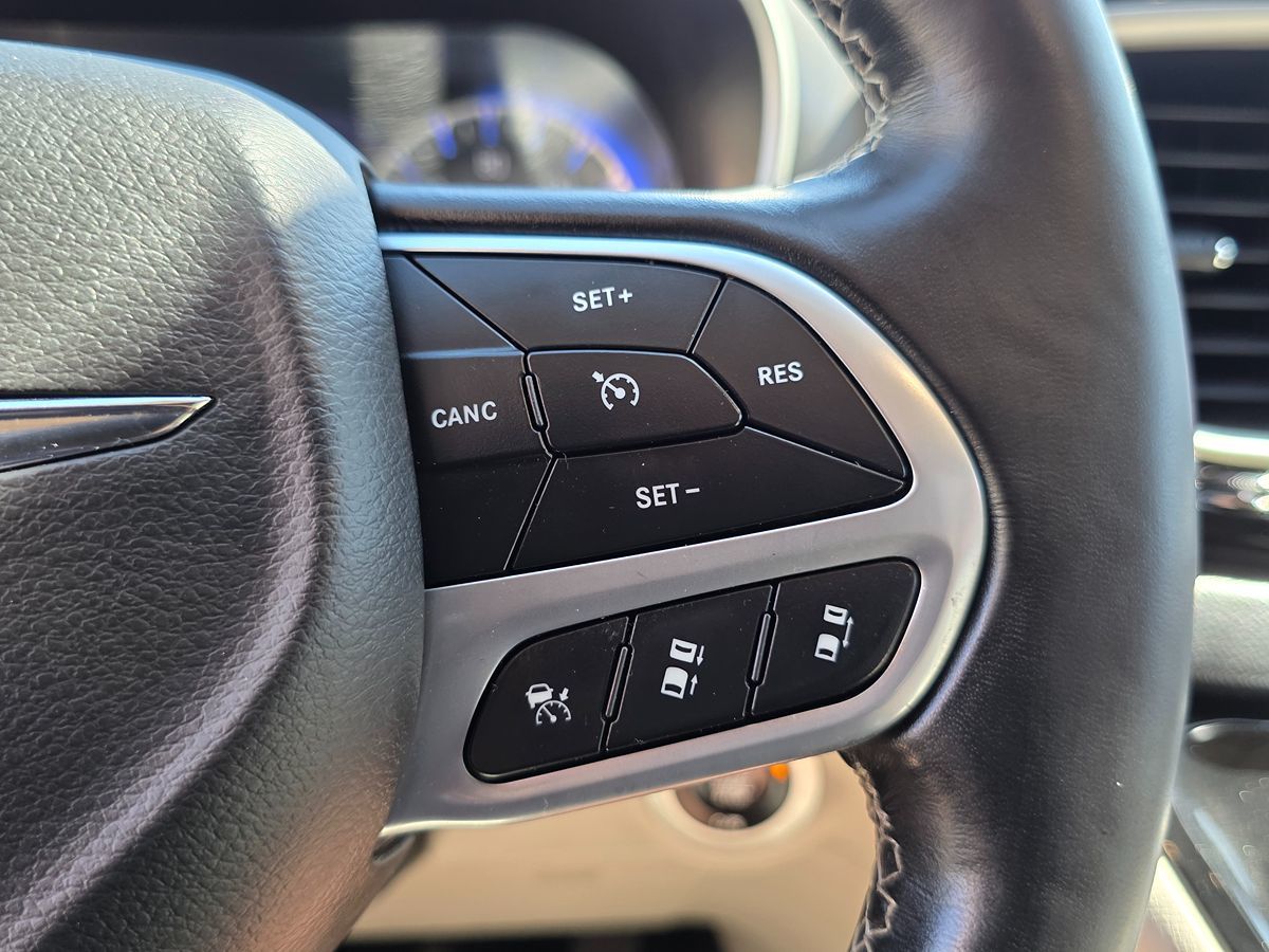 Chrysler Pacifica photo 38