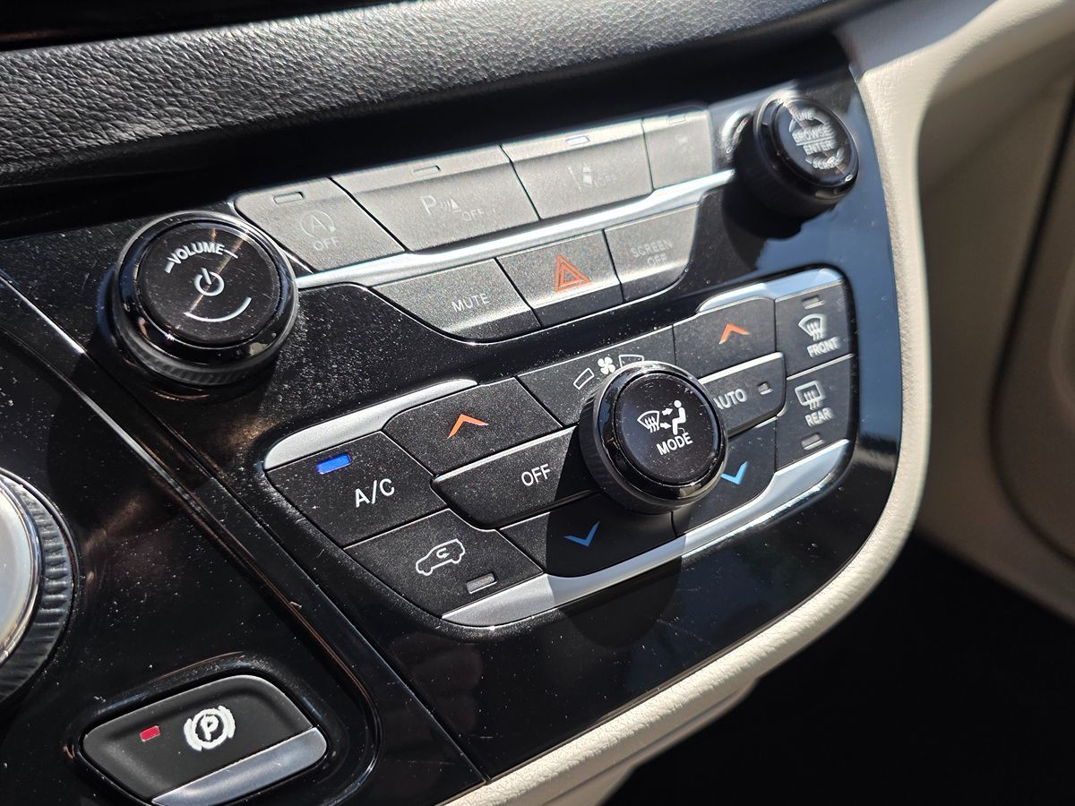 Chrysler Pacifica photo 48