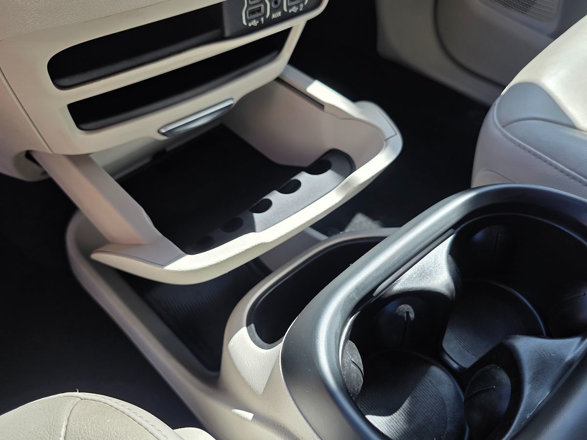 Chrysler Pacifica photo 55