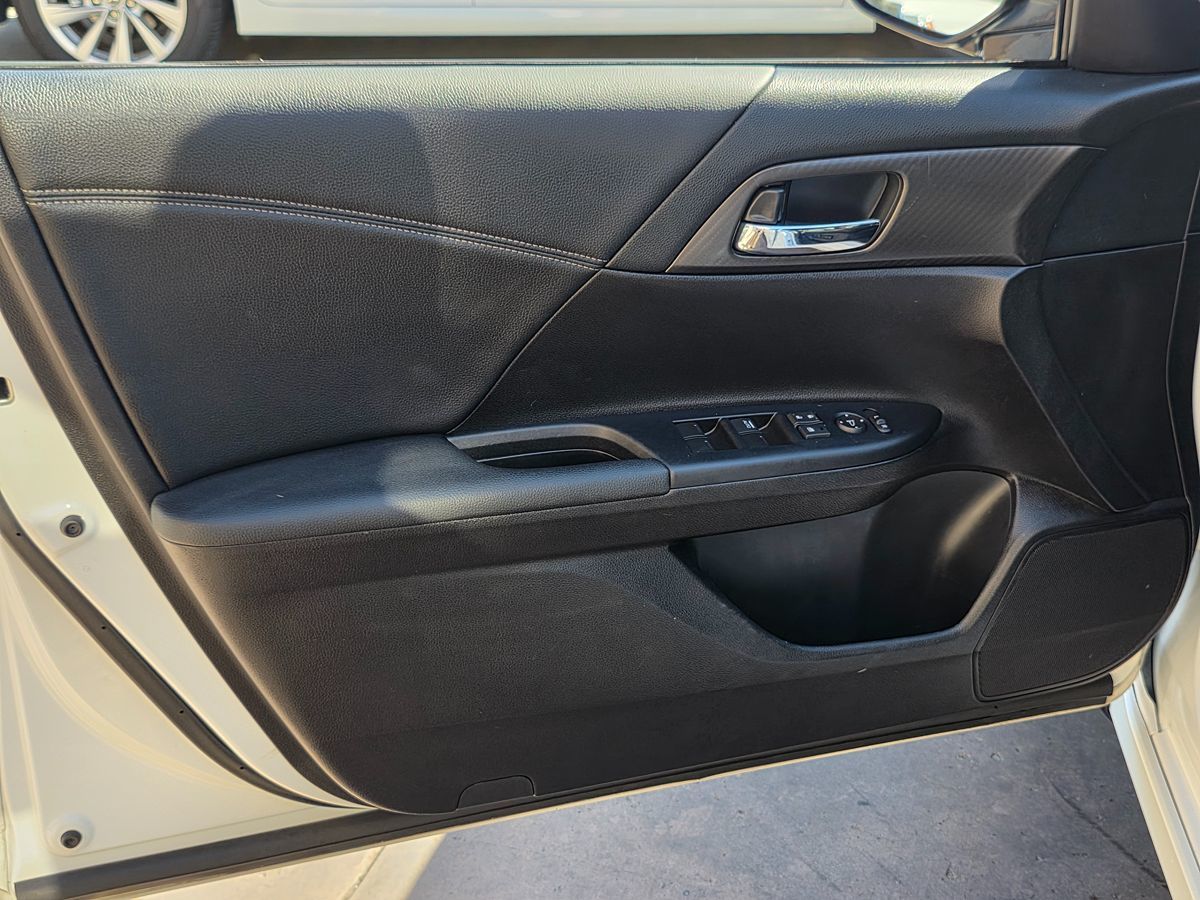 Honda Accord photo 25