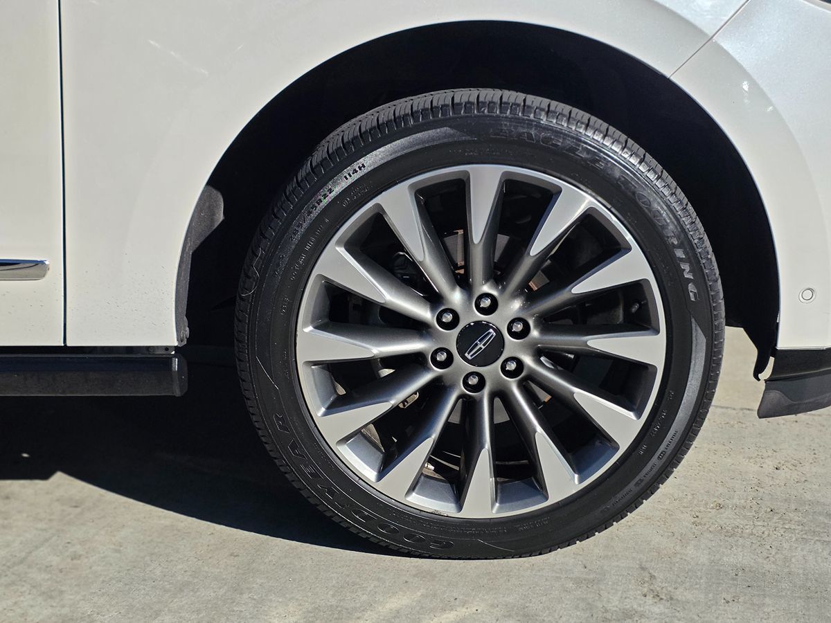 Lincoln Navigator L photo 13