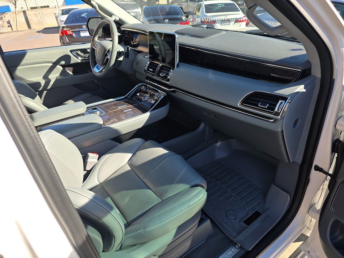 Lincoln Navigator L photo 14