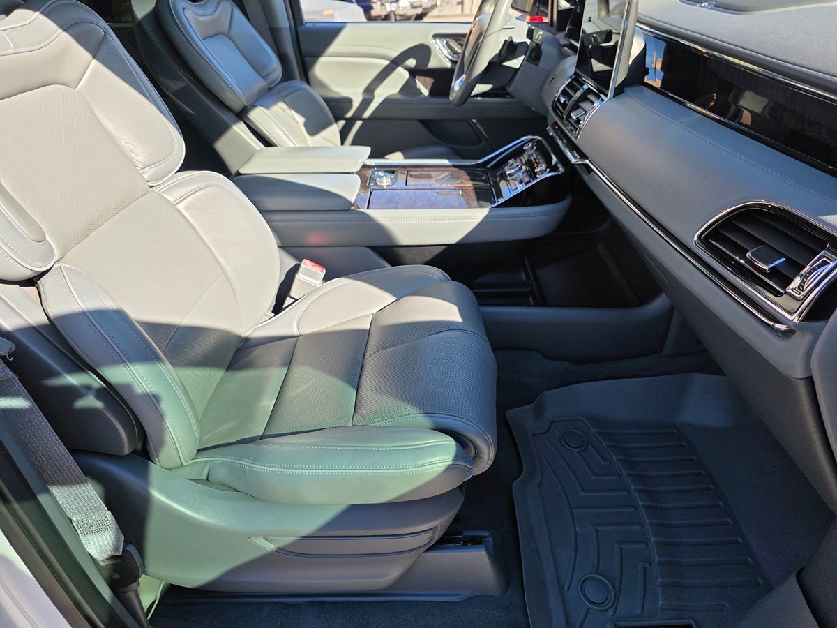Lincoln Navigator L photo 15