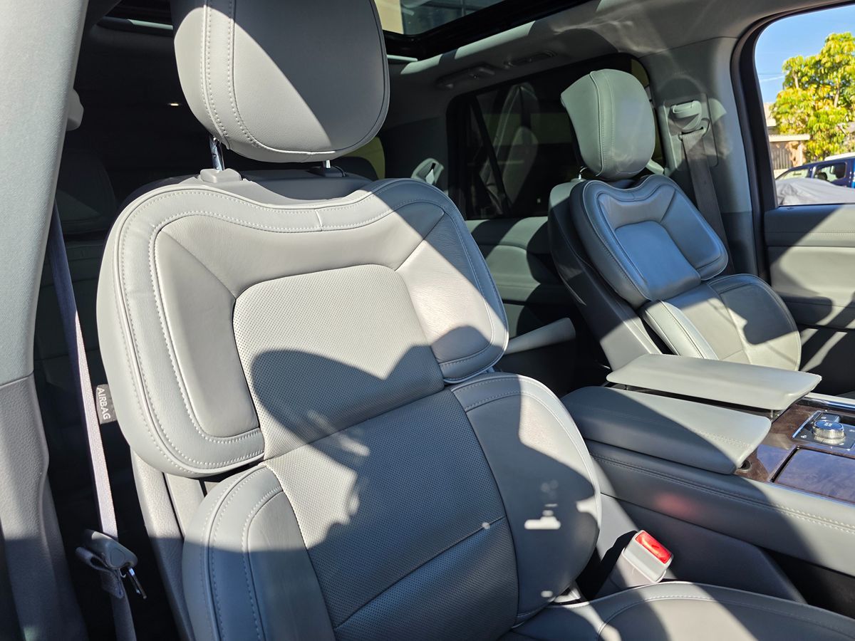 Lincoln Navigator L photo 16