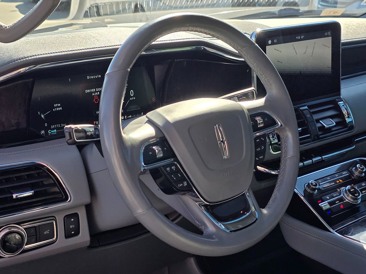 Lincoln Navigator L photo 22