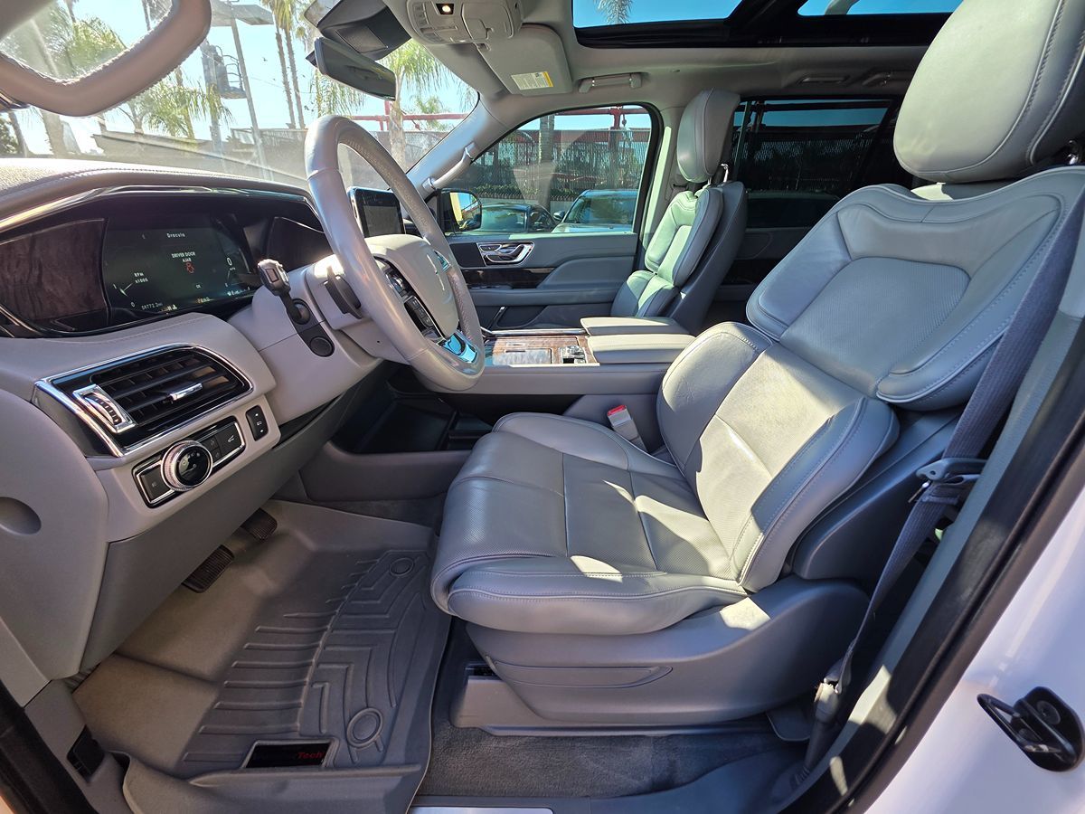 Lincoln Navigator L photo 23