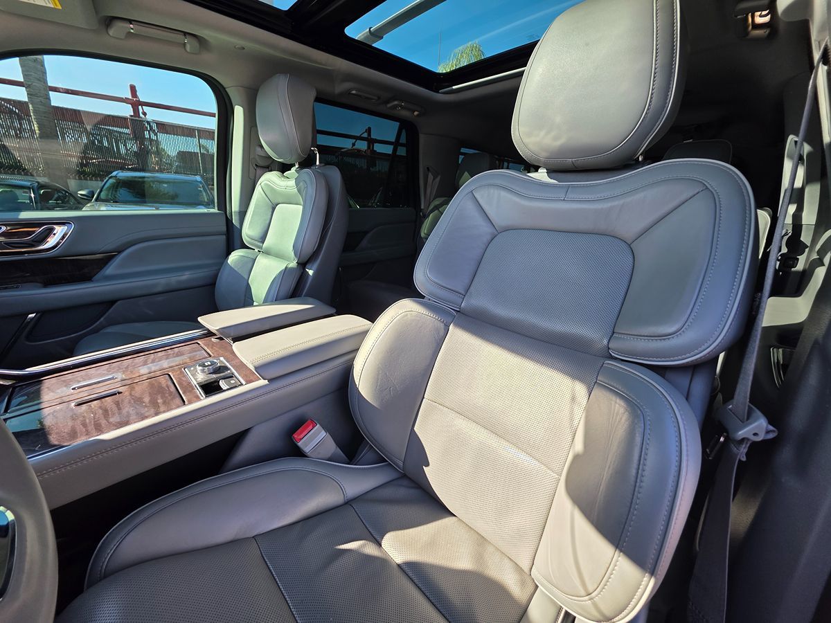 Lincoln Navigator L photo 24