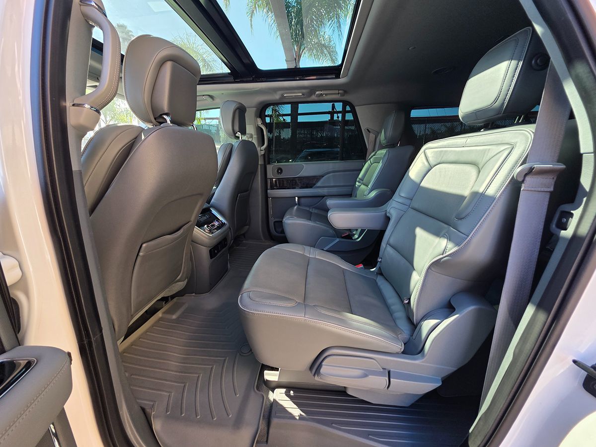 Lincoln Navigator L photo 26