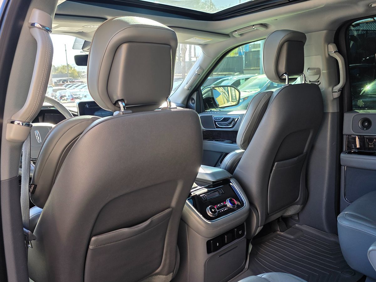 Lincoln Navigator L photo 28