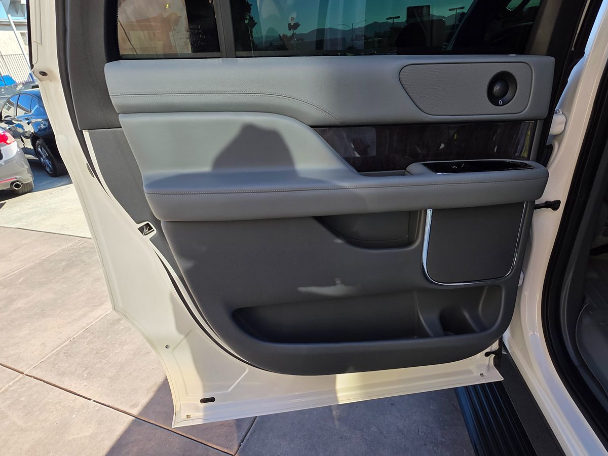 Lincoln Navigator L photo 30