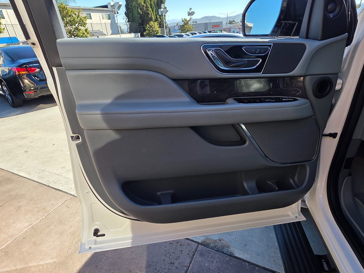 Lincoln Navigator L photo 31